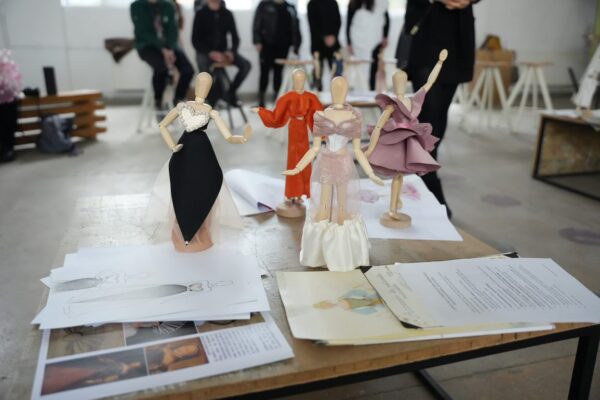 Colecții de design vestimentar cu inspirație din trecut și accesorii din materiale reciclate