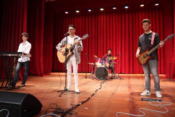 Trupa ”Freeland” & Guest, în concert caritabil la Uricani