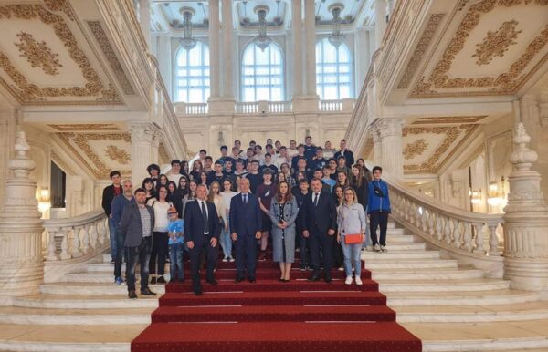 Elevi ai Liceului Teoretic ”Mircea Eliade” din Lupeni, ”parlamentari” pentru o zi