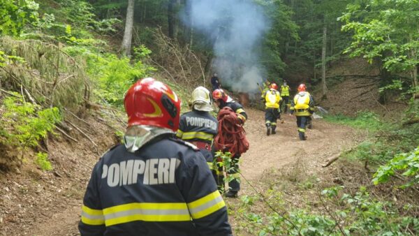 Pompierii hunedoreni i-au pregătit pe colegii lor din țară în tehnici de stingere a incendiilor de fond forestier