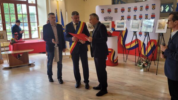 ”Incursiune în imagini în istoria Lupeniului”, cu fotografii de epocă și premii pentru seniorii localității