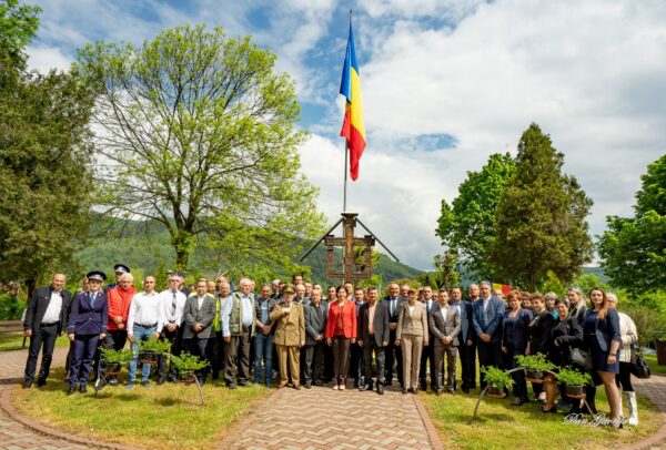 Petrilenii au celebrat cu credință și respect, Ziua Eroilor