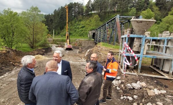 Au început lucrările la construirea noului pod rutier peste Jiu la Petrila