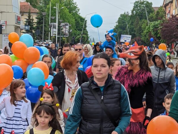 Parada costumelor de carnaval, de Ziua Copiilor, la Petroșani