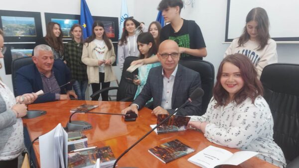 Ingrid Ionela Burcea, copilul-minune din Vulcan, scriitor la 14 ani!