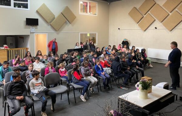 „Certificat de cititor destoinic” pentru 60 de copii din comunitățile mărginașe ale Vulcanului, In Memoriam prof. Francisc Czimbalmos