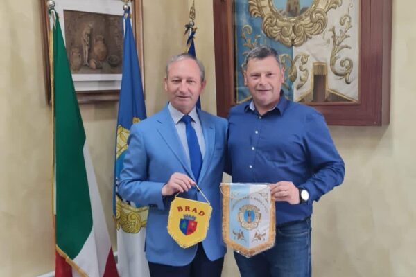 Municipiul Brad leagă relații de frăție cu localitatea Santa Maria a Vico din Italia