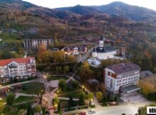 Culori, peisaje și fantezii florale în zona urbană a orașului Uricani