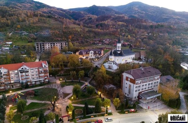 Culori, peisaje și fantezii florale în zona urbană a orașului Uricani