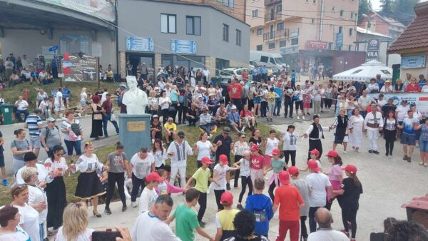 ”Nedeia Sânzienelor”, bucuria momârlanilor și a turiștilor în stațiunea Straja Lupeni