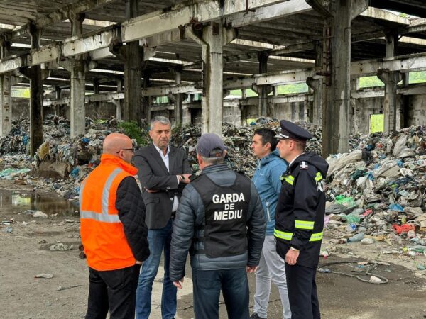 Problema deșeurilor abandonate în Colonia de Jos a Vulcanului este în curs de rezolvare