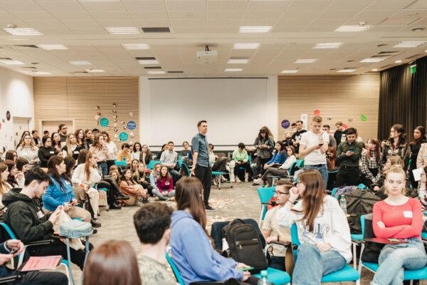 Ce soluții au tinerii la problemele în educație