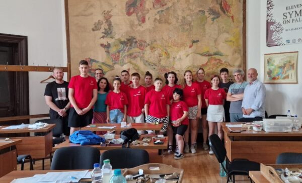 Voluntarii pentru Geoparc au inventariat fosile de dinozauri pitici descoperite în Țara Hațegului