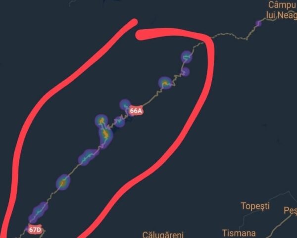 Un convoi cu zeci de mașini și sute de turiști blocați pe ”drumul lui Băsescu”