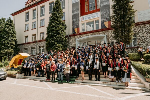 ”Gaudeamus igitur” pentru o nouă generație de absolvenți ai Facultății de Inginerie Mecanică și Electrică de la Universitatea din Petroșani