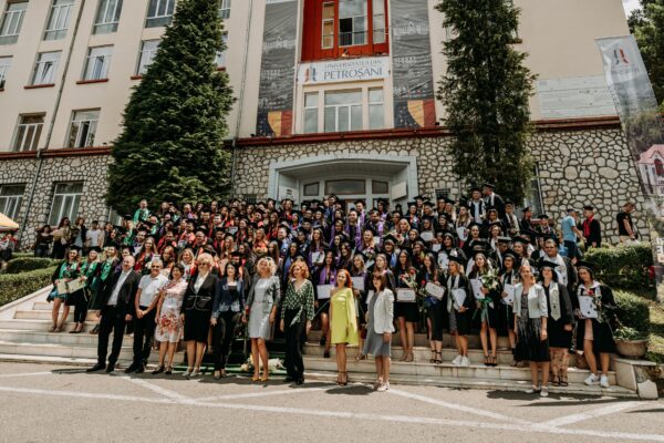 La Universitatea din Petroșani s-a cântat ”Gaudeamus igitur!” și pentru absolvenții promoției 2023 de la Facultatea de Științe