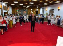 Emoționant vernisaj de artă plastică al membrilor Cercului ”Curcubeu” din Deva, la Teatrul din Petroșani