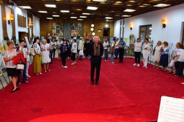 Emoționant vernisaj de artă plastică al membrilor Cercului ”Curcubeu” din Deva, la Teatrul din Petroșani