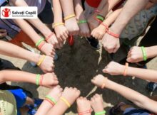 Salvați Copiii România solicită Ministerului Educației să revină asupra deciziei de a condiționa bursa socială pentru copiii cu un părinte decedat