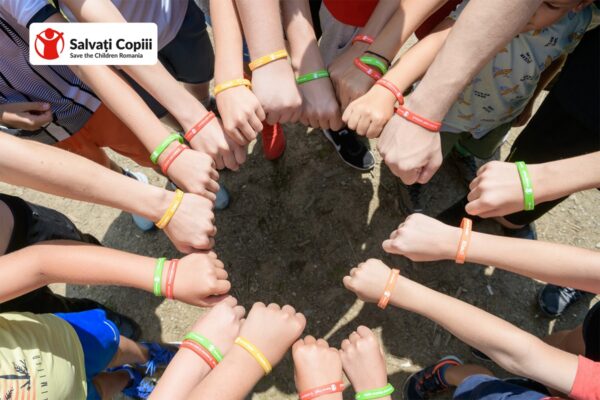 ”Salvați copiii” arată că 4 din 10 copii ai căror părinți lucrează în alte state au mama plecată