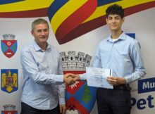 Liceenii cu nota 10 la Bacalaureat premiați de autoritățile locale de la Petroșani și Hunedoara