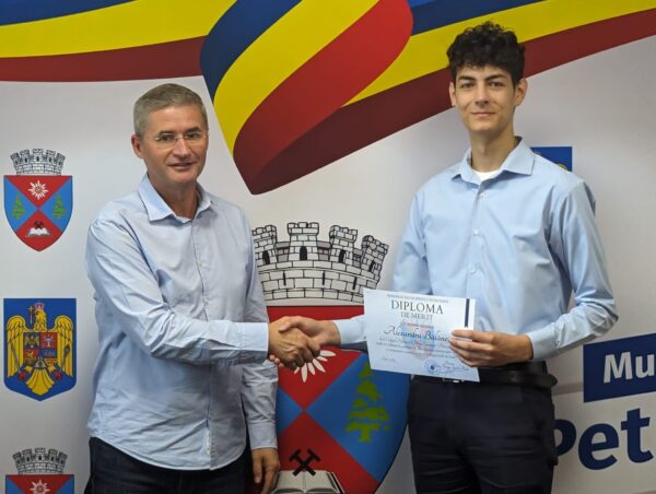 Liceenii cu nota 10 la Bacalaureat premiați de autoritățile locale de la Petroșani și Hunedoara