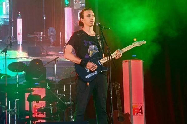 Andrei Șchiopu a cucerit inimile publicului și Marele Trofeu al Festivalului de Folk și Baladă ”Poarta sărutului” de la Tg. Jiu