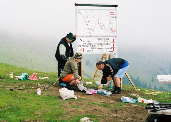 Voluntarii ”Pro-Parâng” au refăcut, după 20 de ani, ”popasul de la tablă”