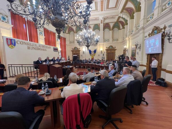 Diplome de merit și premii consistente pentru elitele promoției 2022-2023 ale învățământului hunedorean