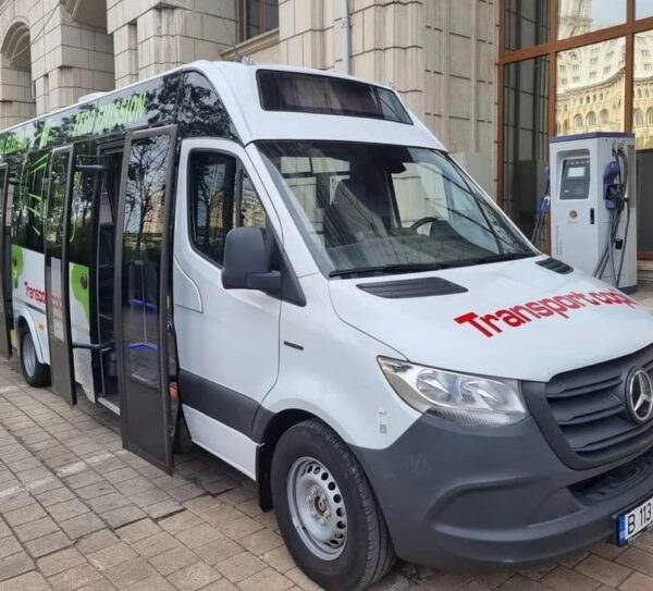 Încă 10 microbuze electrice vor ajunge în județul Hunedoara pentru transportul elevilor