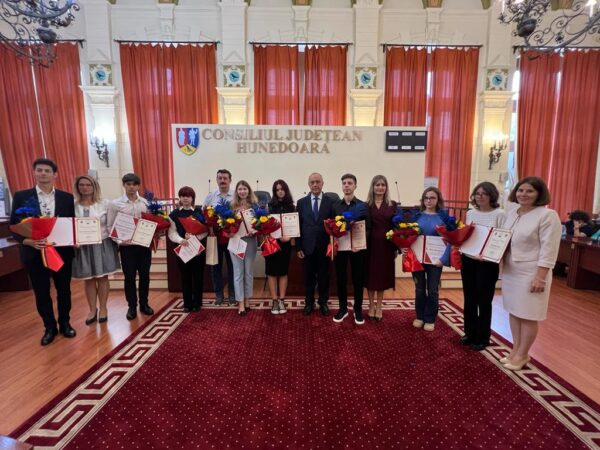 Elitele învățământului hunedorean din 2023, premiate de Consiliul județean