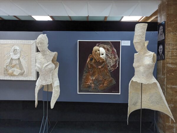 ”Textil – Teatral”, expoziție de artă textilă a Vilhelminei Kuron Bekesi la Teatrul ”I.D. Sîrbu” din Petroșani