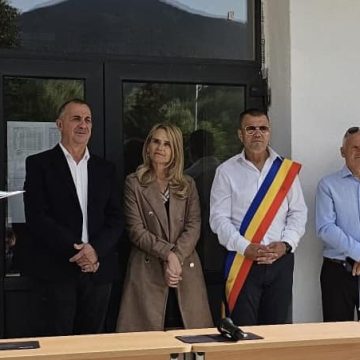 Copiii din Uricani au revenit, cu mic, cu mare, pe băncile școlii