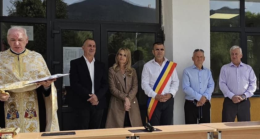 Copiii din Uricani au revenit, cu mic, cu mare, pe băncile școlii