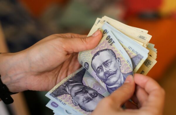 Angajații cu vechime mai mare de doi ani vor fi plătiți obligatoriu cu salarii mai mari decât salariul minim pe economie