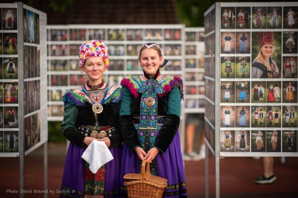 Expoziția foto Geofolk ajunge la Deva în cadrul Zilelor Maghiare din județul Hunedoara