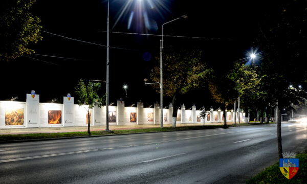 „Drumul Corvinilor” a devenit şi mai spectaculos. Expoziţia în aer liber de pe b-dul Traian s-a extins cu încă 43 de panouri