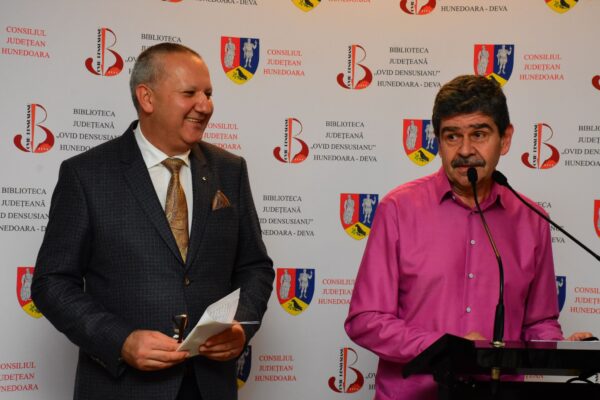 Punct culminant al primei zile de la Salonul Hunedorean al Cărții: întâlnirea cu scriitorul Radu Paraschivescu și cărțile sale