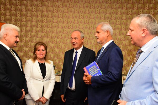 Întâlniri literare cu istoria și diplomația românească, prezentate de prof.dr. Adrian Năstase la Salonul Hunedorean al Cărții