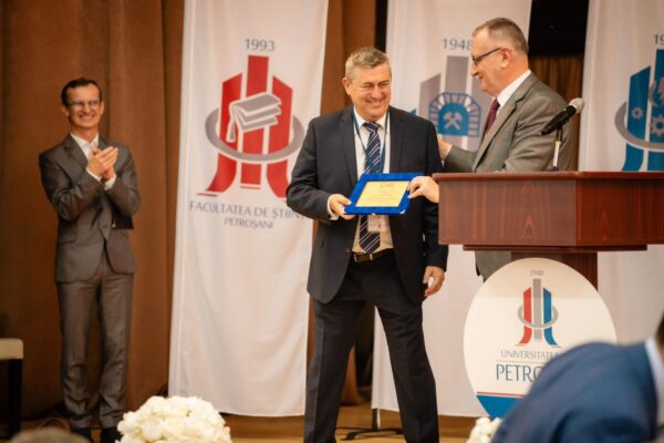 Ceremonie emoționantă, de înaltă ținută, la aniversarea celor 75 de ani de la înființarea Universității din Petroșani