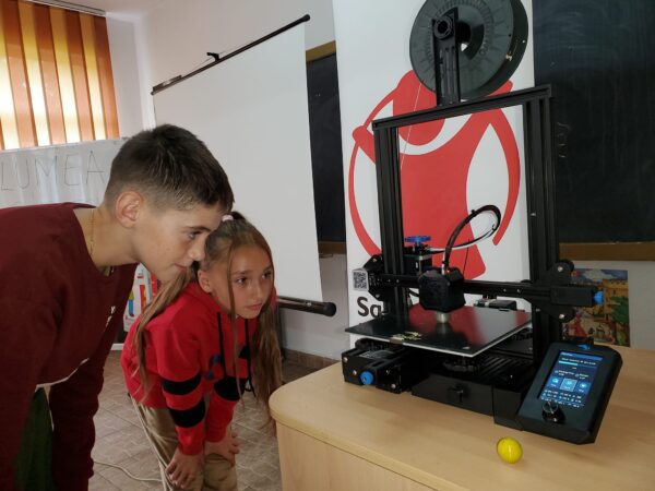Copiii de la ”Salvați Copiii” Petrila în „Lumea obiectelor 3D”
