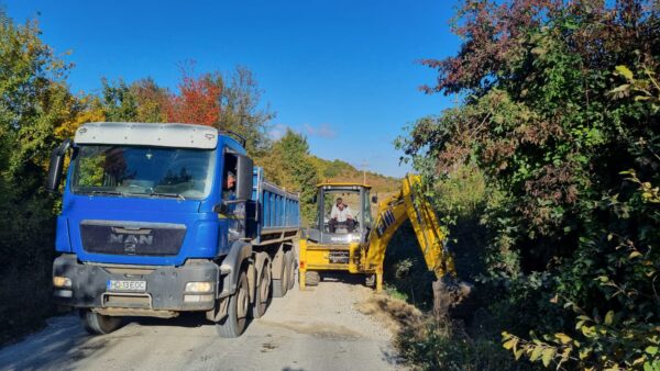 Au început lucrările la modernizarea drumului spre Poienița Voinii, în Ținutul Pădurenilor