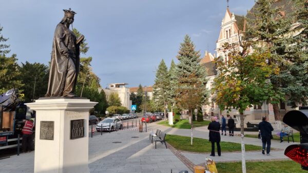 Statuia Reginei Maria tronează, de astăzi, în Centrul Istoric al Devei