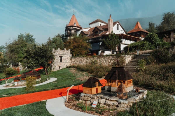 Castelul Lupilor din Chimindia, o fascinantă atracție turistică pe harta județului Hunedoara