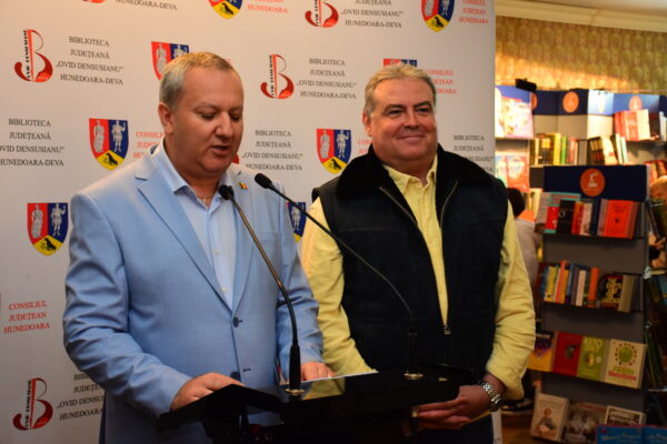 Adrian Cioroianu lansează la ”Salonul Hunedorean al Cărții” volumul „Frumoasă era Sena pe sub florile mele”