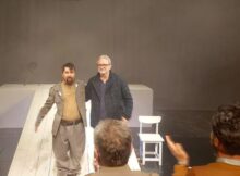 Evoluție magistrală a actorului Mihai Alexandru în premiera spectacolului ”Peripețiile bravului soldat Švejk”