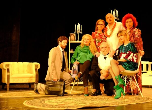 Spectacolul de teatru ”Mafia femeilor” al Teatrului de Artă Deva, dublă reprezentație în Valea Jiului