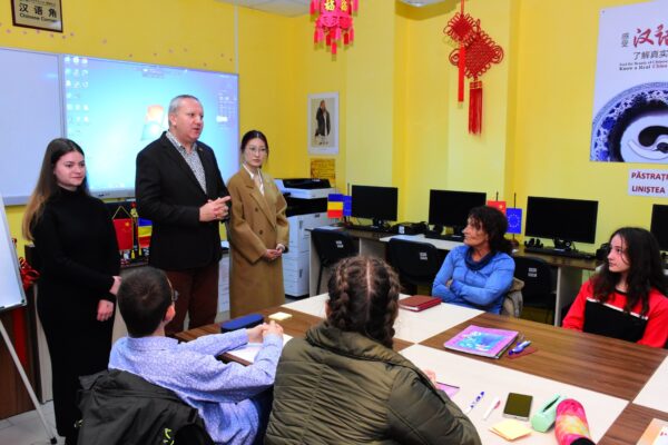 Un nou curs gratuit de limbă și cultură chineză a început la Biblioteca județeană ”Ovid Densușianu”