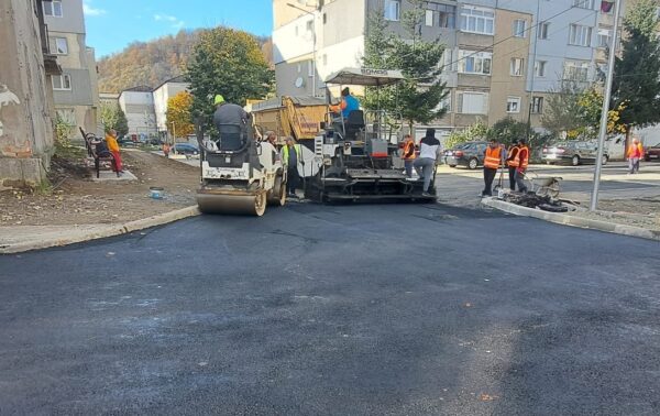 Lucrări de modernizare a infrastructurii în cartierul Tineretului din Lupeni