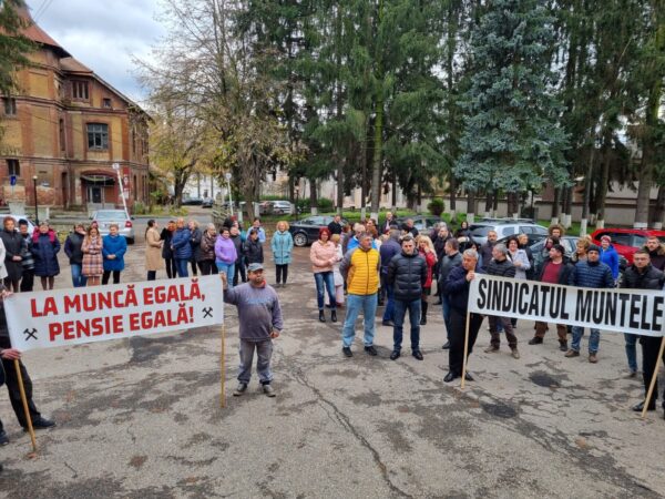 Minerii Văii Jiului protestează și cer ”pentru muncă egală, pensii egale!”